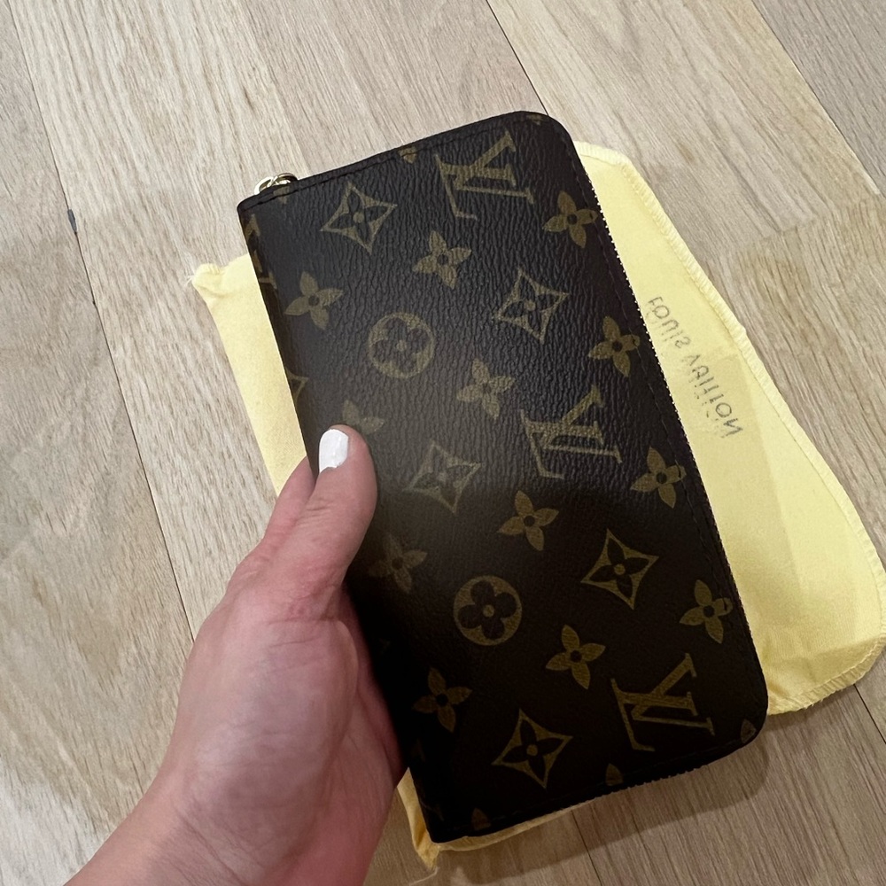 High quality ‘superfake’ Louis Vuitton Monogram Zip Wallet in Brown and Gold - Picture 3 of 7
